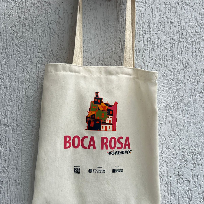 Brinde corporativo personalizado — caneca e camiseta