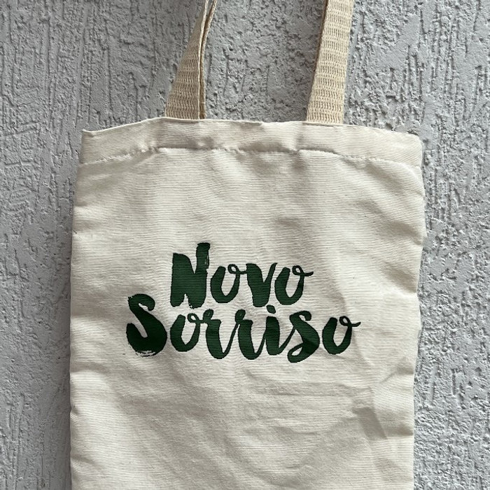 Camiseta personalizada com a marca da empresa