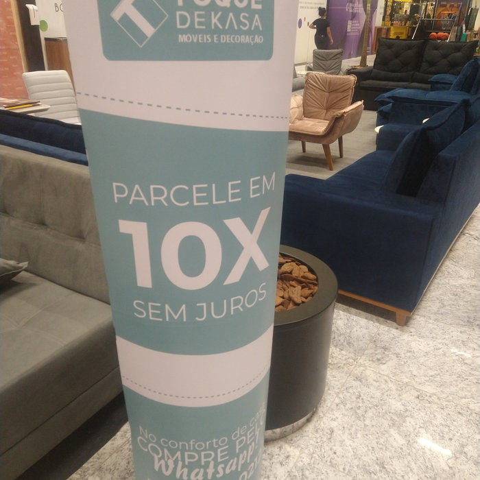 Adesivo de parede aplicado em ambiente comercial