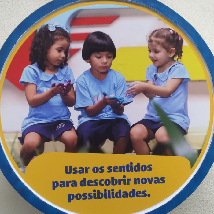 Estrutura de comunicação visual montada para evento