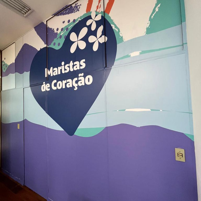 Fachada de empresa com comunicação visual personalizada